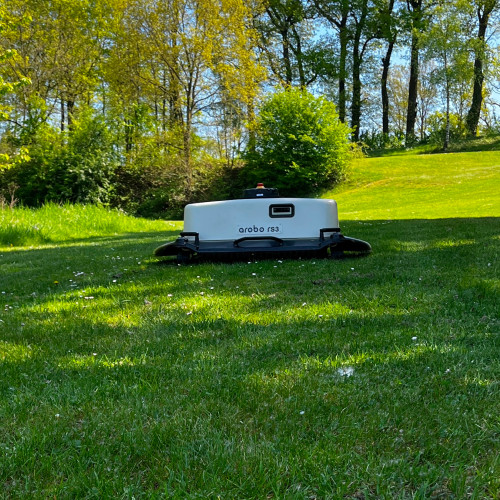 Ein Arobo RS3 Mähroboter auf dem Rasen - Golfclub Habichtswald