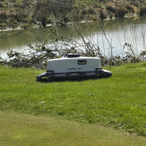 Ein Arobo RS3 Mähroboter auf dem Rasen - Golfclub Münster Tinnen
