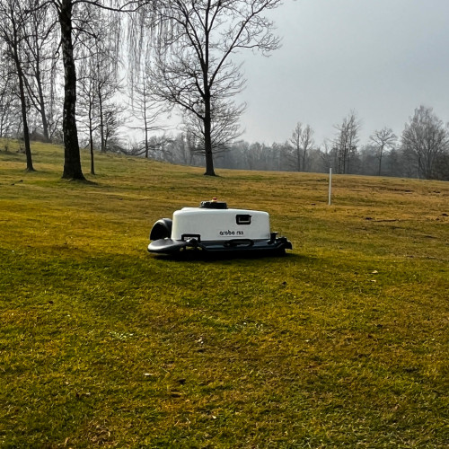 Ein Arobo RS3 Mähroboter auf dem Rasen - Golfanlage Gut Ottenhausen