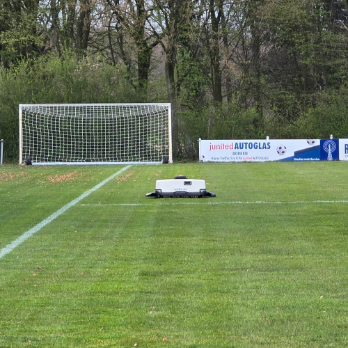 Ein Arobo RS3 Mähroboter auf dem Rasen - SV Westfalia Gemen e. V.