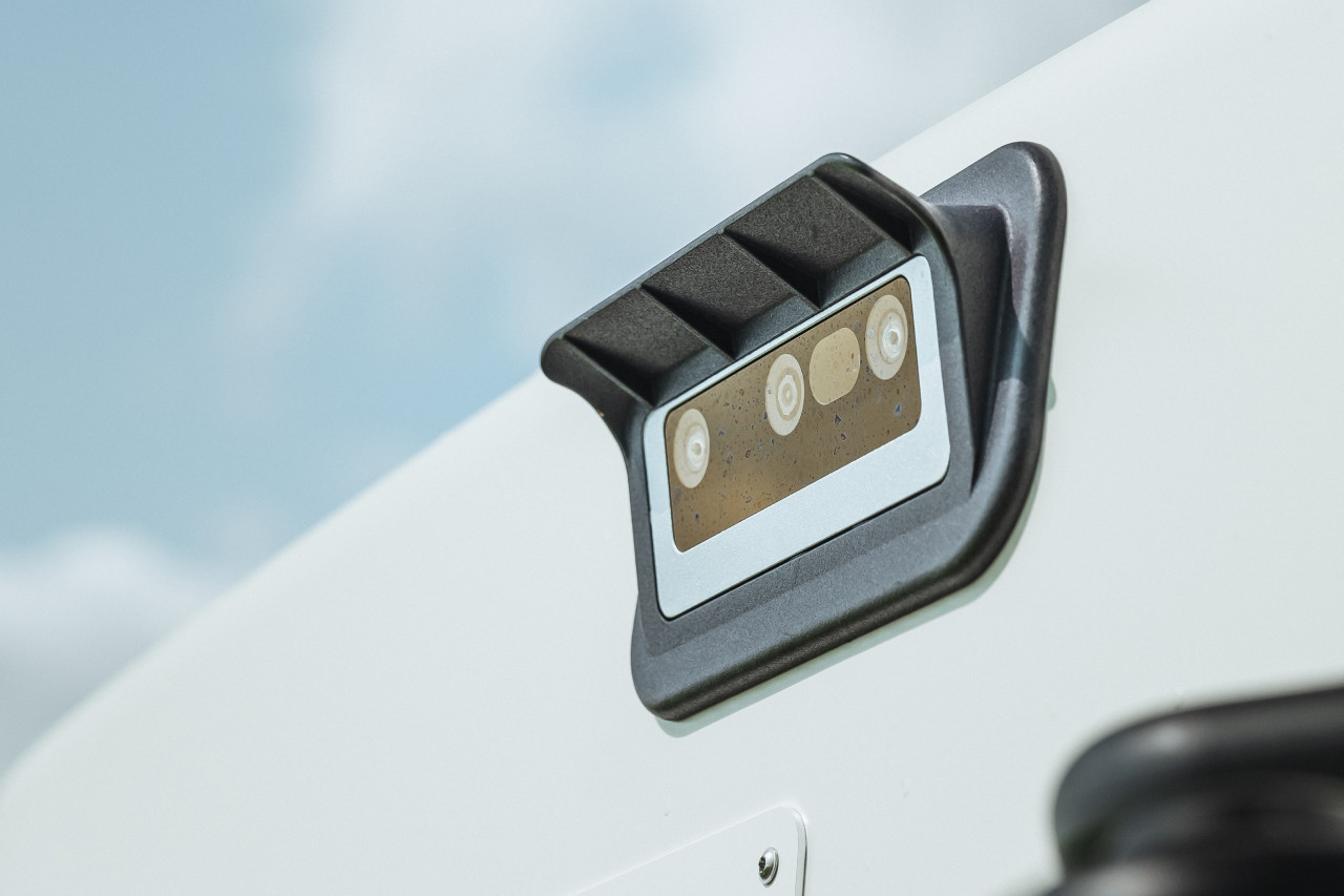 Die Kamera des Arobo RS3 Mähroboters in der Nahaufnahme.