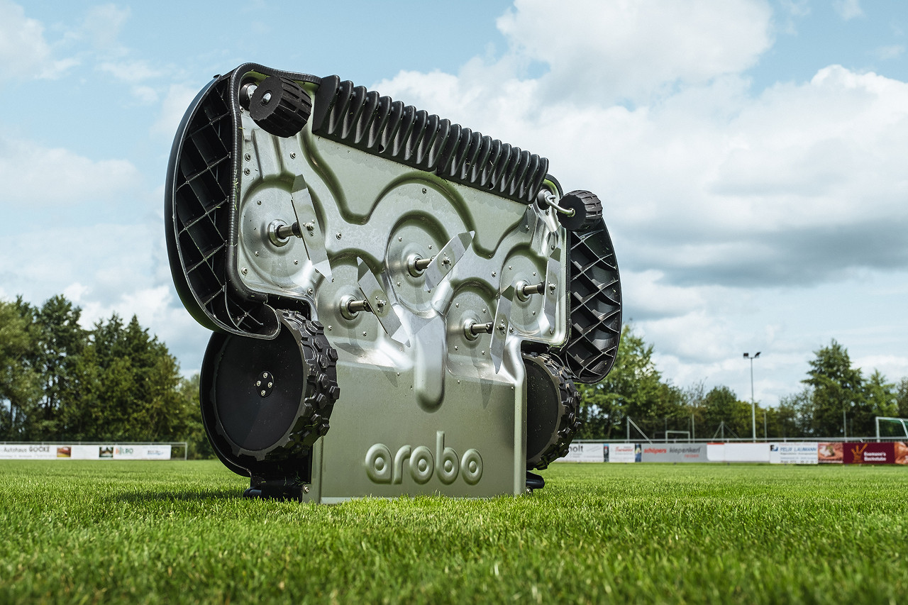 Der Arobo RS3 Mähroboter, aufrecht hingestellt. In dieser Position kann man die Unterseite des Roboters per Wasserschlauch reinigen.