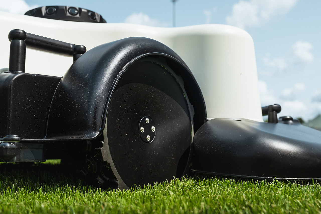 Der Arobo RS3 Mähroboter. Die Richtung des Fotos stellt den rechten Hinterreifen in den Vordergrund.