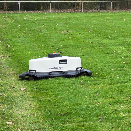 Ein Arobo RS3 Mähroboter auf dem Rasen - Stadt Lüdinghausen