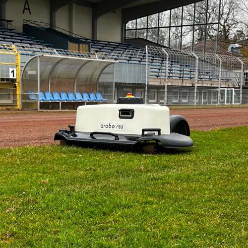 Ein Arobo RS3 Mähroboter auf dem Rasen - Stadt Hanau
