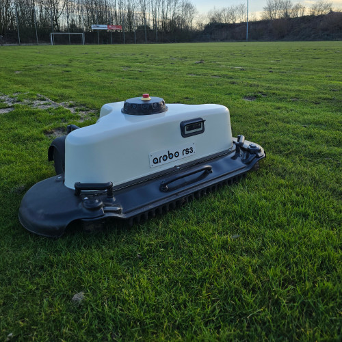 Ein Arobo RS3 Mähroboter auf dem Rasen - RSV Borken 22 e. V.