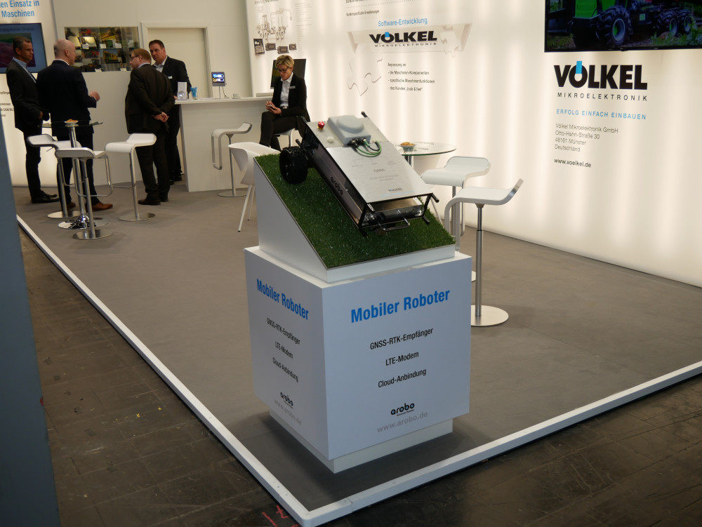 Ein Prototyp eines mobilen Roboters mit GNSS-RTK-Empfänger, LTE-Modem und Cloud-Anbindung, auf der Agritechnica-Messe.