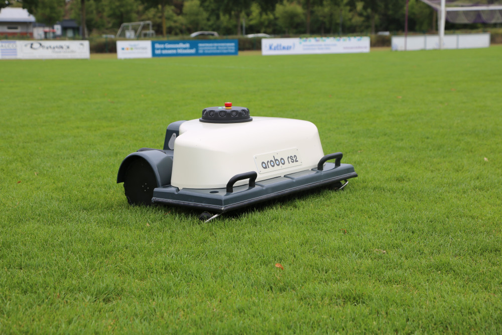 Der Arobo RS2 auf dem Rasen eines Sportplatzes
